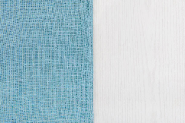 从左边的白色木桌上取出袋子。图片下载