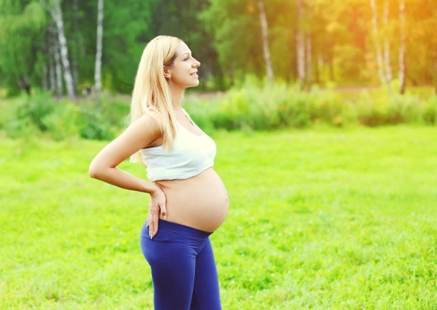 在夏季背景下的户外年轻孕妇图片下载