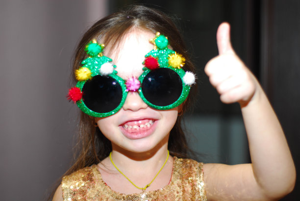 戴着滑稽眼镜的小女孩伸出拇指图片下载