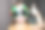 戴着滑稽眼镜的小女孩伸出拇指图片下载