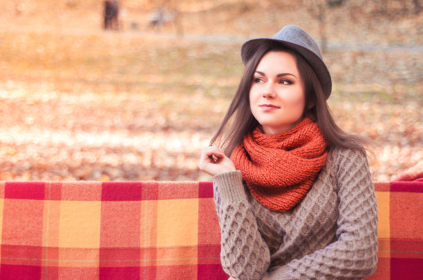 戴着帽子的年轻漂亮的女人图片下载