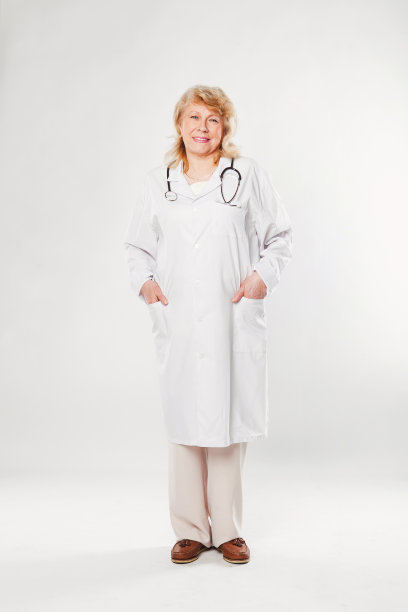 有听诊器的资深女医生图片下载