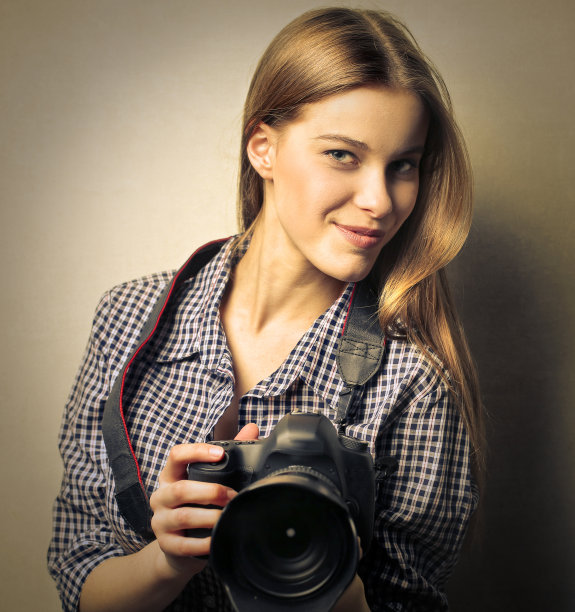 对着相机微笑图片下载