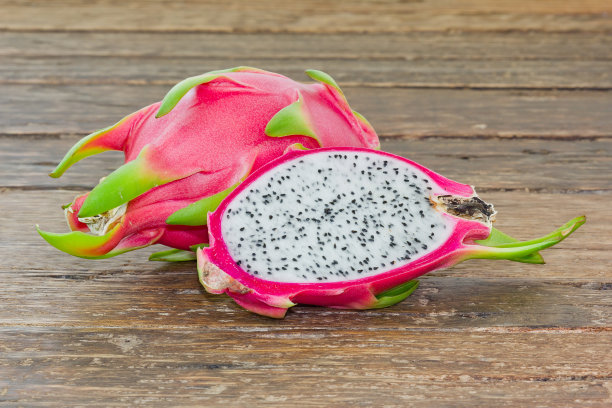 木桌上的粉色火龙果特写图片下载