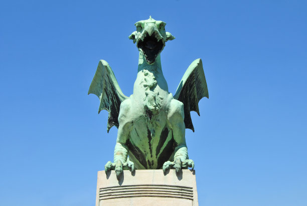 斯洛文尼亚卢布尔雅那龙桥上的龙雕像图片下载