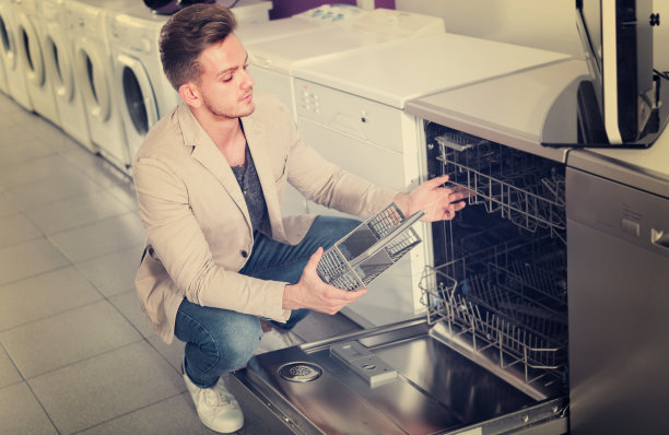 男人选择洗碗机图片下载