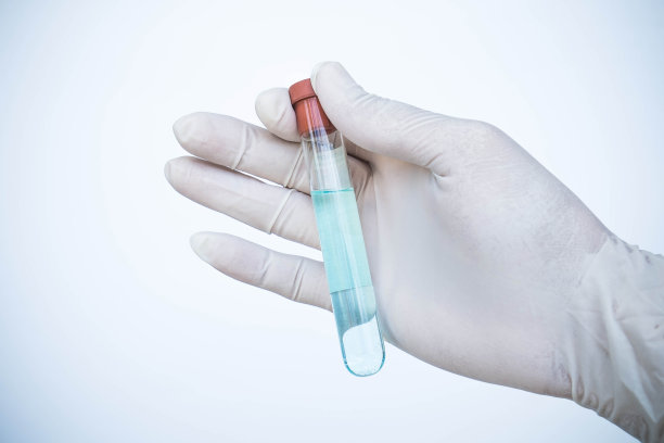 手持装有蓝色液体的玻璃管图片下载