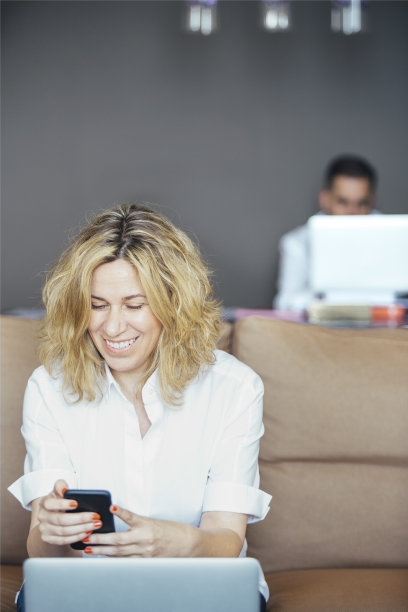 年轻女子使用手机的肖像图片下载