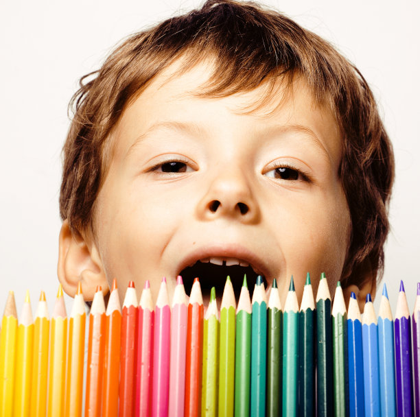 可爱的小男孩用彩笔近距离微笑，教育图片下载