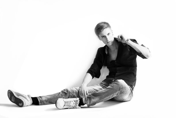 坐在地板上的男人。在白色背景上隔离图片下载