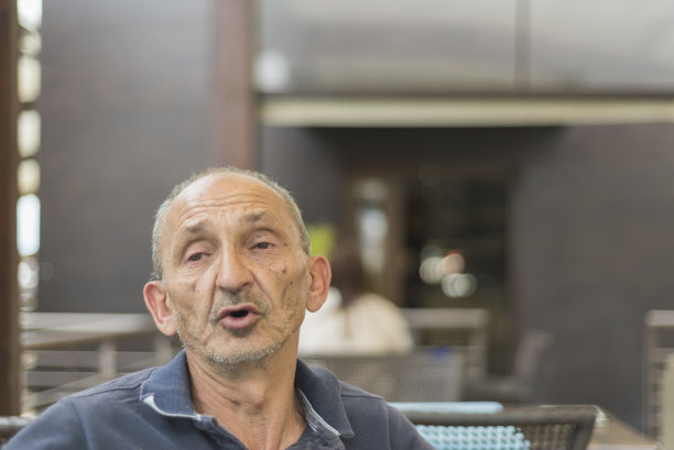 老人唱歌图片下载