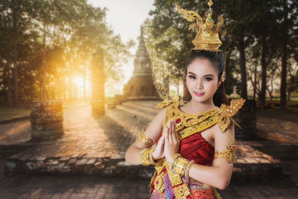 妇女穿着典型的泰国服装在古老的寺庙背景图片下载