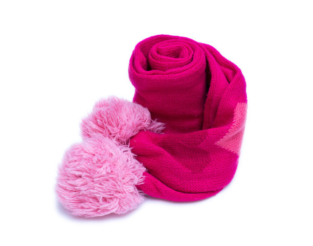 编织红色围巾与绒球与白色的背景。图片下载