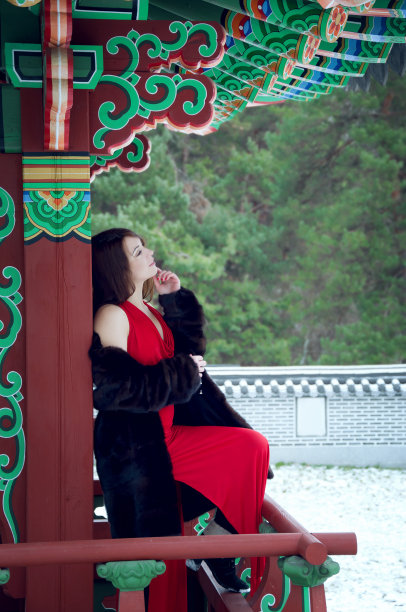 户外肖像美丽的微笑红发女人在皮草大衣图片下载