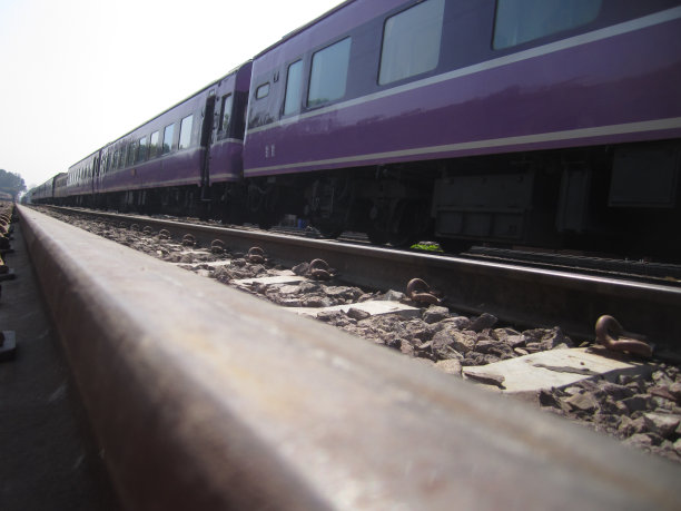 铁路上的紫色火车图片下载