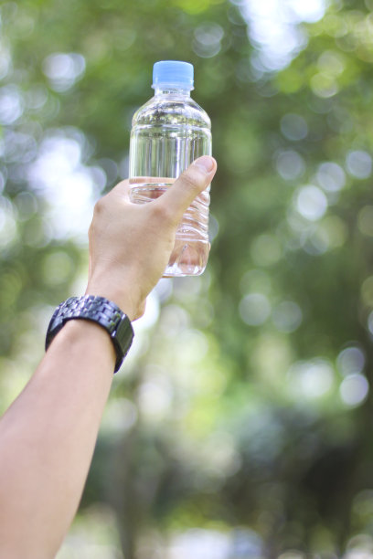 一个拿着一瓶水的人在公园，医疗中心，图片下载