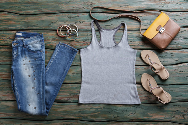 灰色上衣和蓝色牛仔裤。图片下载