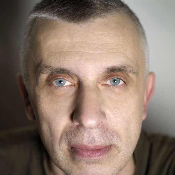 一脸轻松的男人图片下载