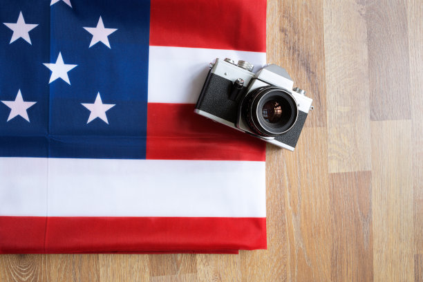 俯视图美国国旗和复古照片相机图片下载