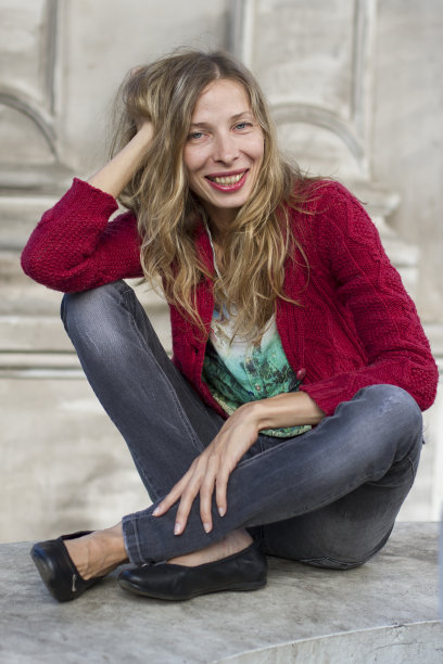 有魅力的女人穿着休闲的衣服在外面的街道上图片下载