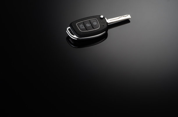 现代汽车钥匙孤立在黑色反光背景图片下载