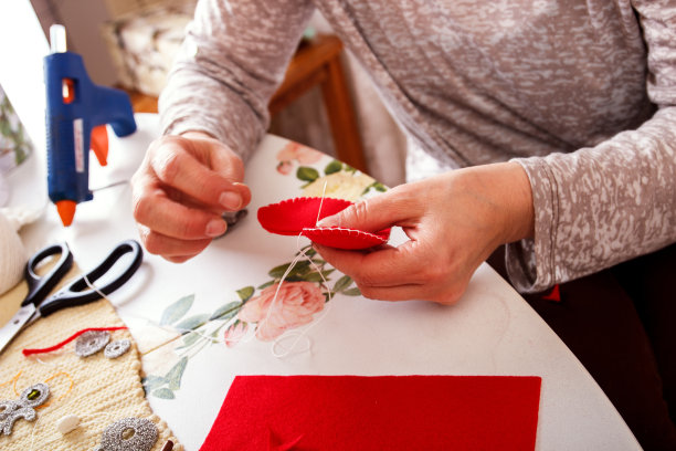 年长妇女用手缝纫图片下载