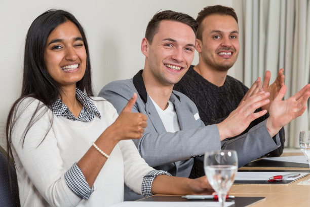 演讲或演讲时观众为演讲者鼓掌图片下载