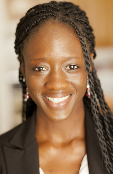 一个微笑的非洲妇女的肖像图片下载