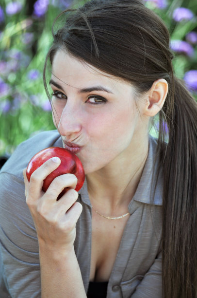 拿着苹果的有趣女孩图片下载