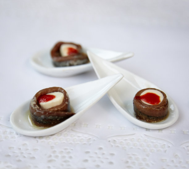 白勺，配凤尾鱼，奶酪和番茄糖浆图片下载