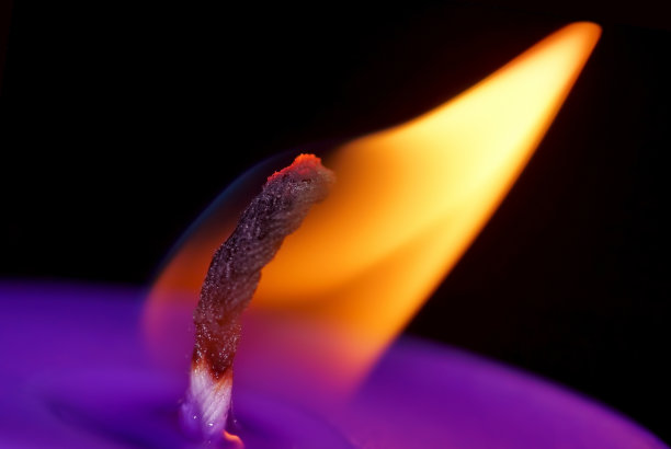 紫色烛焰夜宏图片下载