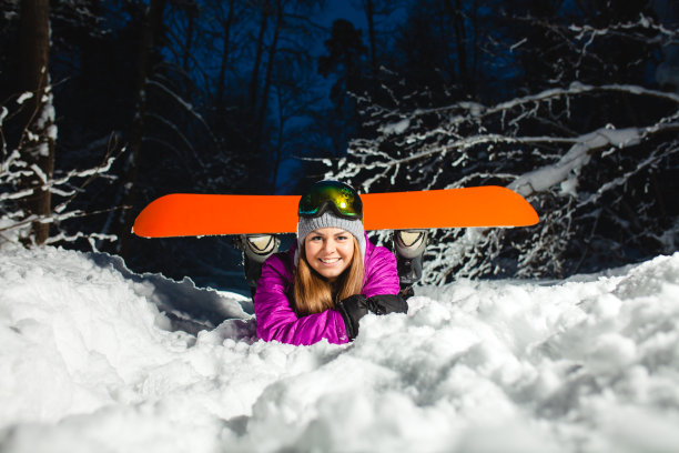 肖像的年轻性感的滑雪者在冬天的森林图片下载