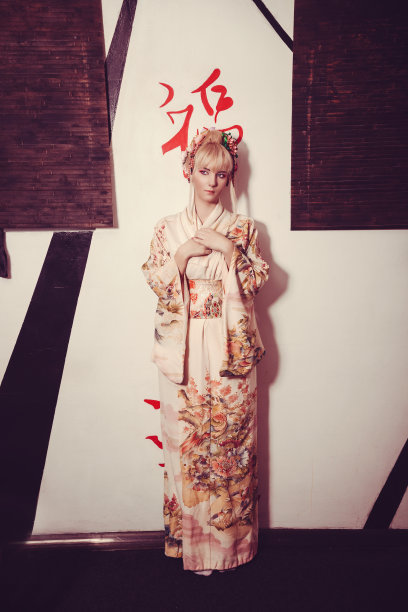 年轻漂亮的艺妓在和服与樱花和装饰图片下载