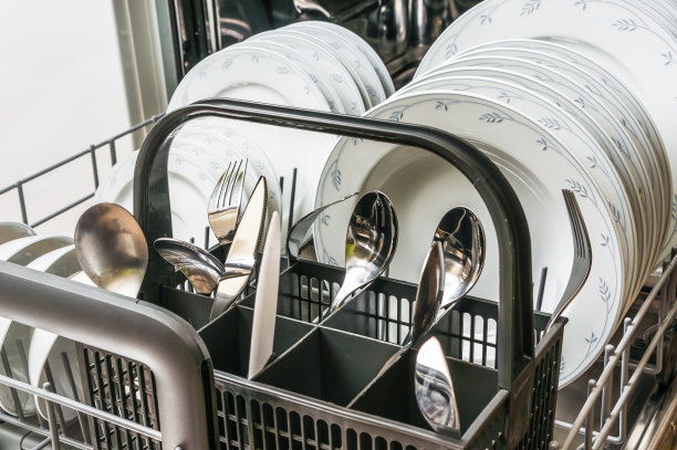 打开洗碗机，用干净的盘子清洗过程后图片下载