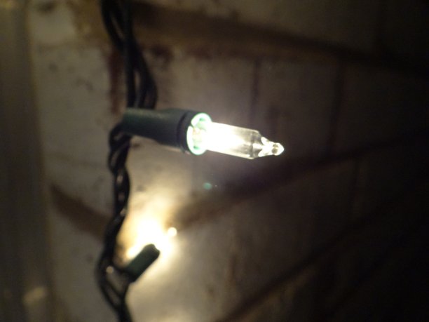 砖上的串灯图片下载