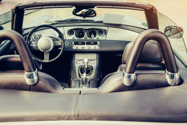 轿车在中间。图片下载