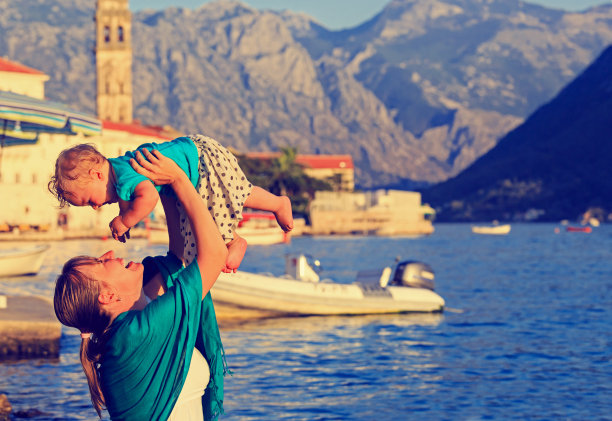 妈妈和小女儿在海边玩耍图片下载