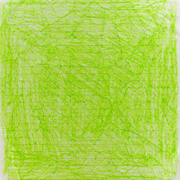 抽象的绿色蜡笔背景在皱巴巴的纸上图片下载