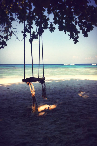 海滩边秋千木板的复古色调图片图片下载