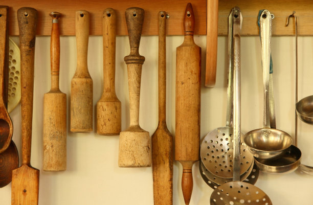 厨房用具挂在墙上。图片下载