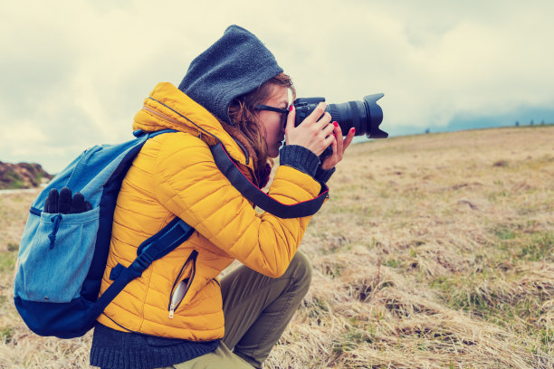摄影师在自然界中。图片下载