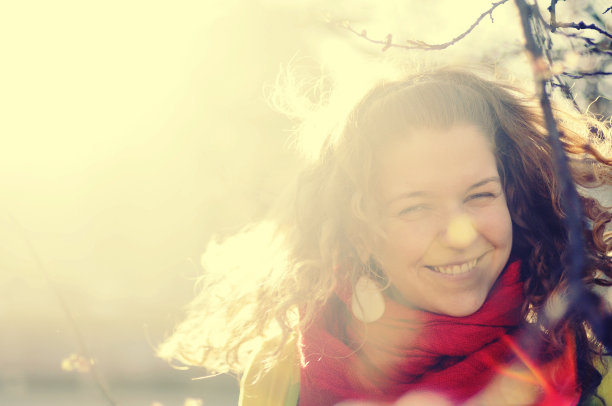 阳光下的笑女孩图片下载