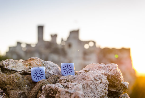 天气骰子与太阳素描城堡的背景图片下载