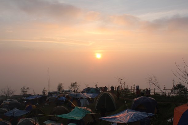 日出时在山上搭帐篷图片下载