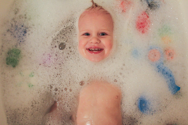 泡泡浴中的男孩图片下载