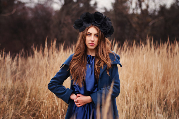 哥特女孩在田野里图片下载