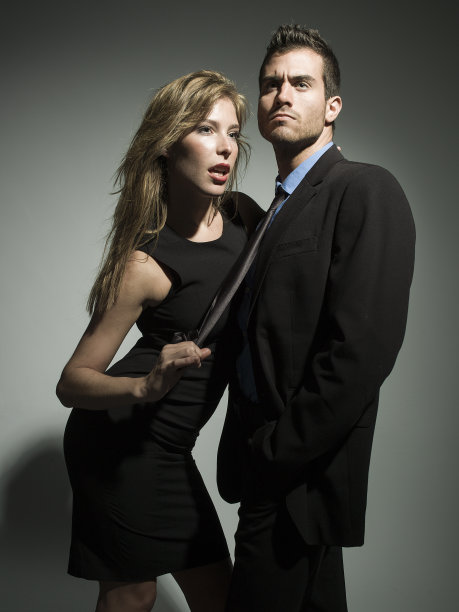 穿着黑色西装和礼服的优雅时尚夫妇图片下载