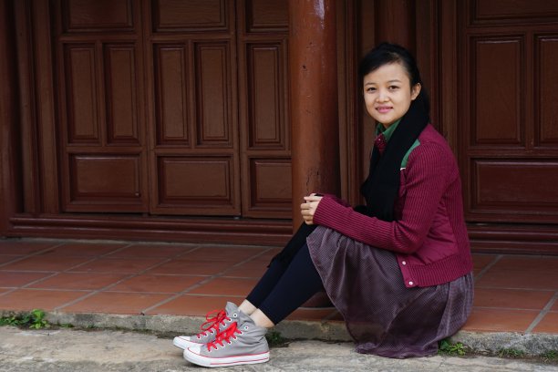 公园里的年轻亚洲女人图片下载