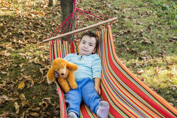 吊床上无忧无虑的孩子图片下载