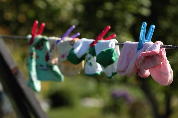 用绳子把婴儿衣服晾干图片下载